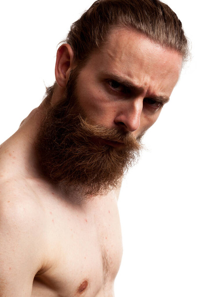 Cooler Typ mit langem Bart vor weißem Hintergrund auf Studiofoto - Foto, Bild