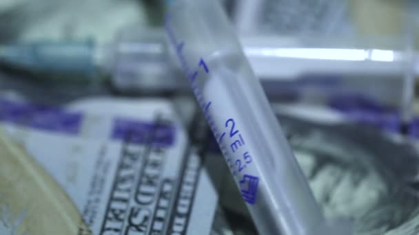 Orvosi fecskendők és pénzt közelről - Felvétel, videó