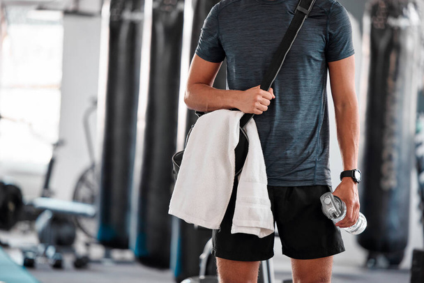 Kész, fitnesz és egy férfi a tornateremben edzésre, edzésre és kardio edzésre. Wellness, sport és egy srác egy klubban felkészültek a testmozgás, a testmozgás és a munka egy testcél reggel. - Fotó, kép