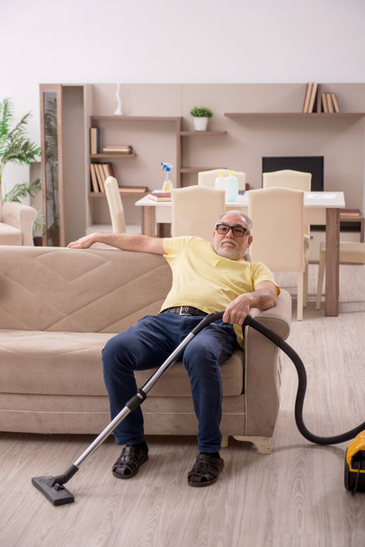 Old man cleaning the house - Foto, imagen