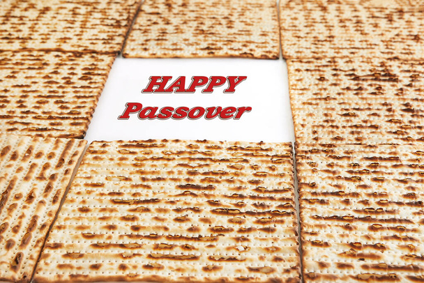 Conceito de celebração de pesach - férias judaicas Pesach. Quadro de matzah quadrado isolado no fundo branco. Feliz inscrição Páscoa. - Foto, Imagem
