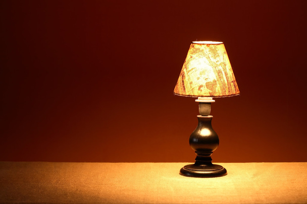 gloeiende tafellamp - Foto, afbeelding