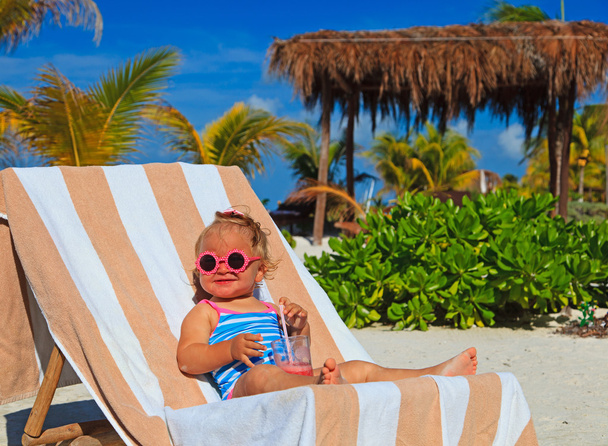 Πίνοντας χυμό σε τροπική παραλία, το μικρό κορίτσι - Φωτογραφία, εικόνα