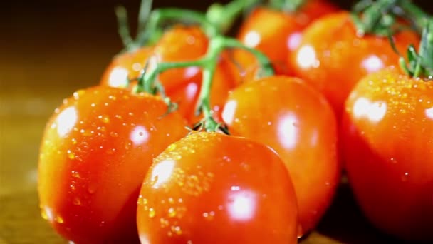 Su damlaları ile parlak domates. Kaymak vurdu - Video, Çekim