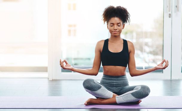 Prova lo yoga dopo una dura giornata. una bella giovane donna che pratica yoga in uno studio - Foto, immagini