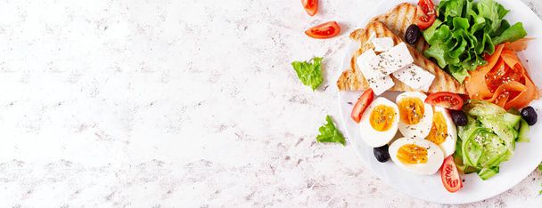 Pequeno-almoço saudável. Salada com queijo feta, ovos, pepino e cenoura. Comida saudável e equilibrada. Vista superior, banner - Foto, Imagem