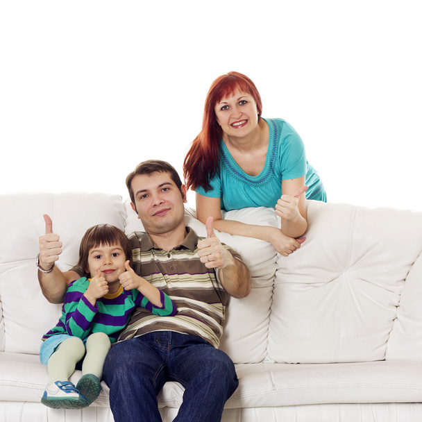 Baba, anne ve oğlu el ok işaret gösteren kanepede oturan - Fotoğraf, Görsel