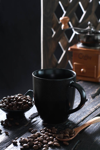 Kaffee ist ein Getränk, das aus gerösteten Kaffeebohnen zubereitet wird. Dunkel gefärbt, bitter und leicht säuerlich wirkt Kaffee auf den Menschen anregend, vor allem aufgrund seines Koffeingehalts. Es hat den höchsten Absatz auf dem Weltmarkt für Heißgetränke. - Foto, Bild