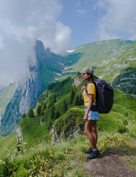 escursionismo femminile sulle Alpi svizzere durante le vacanze estive con zaino e scarponi da trekking. donna che cammina sul sentiero Saxer Lucke - Foto, immagini