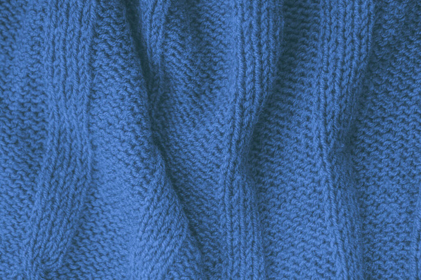 Πλεκτό πουλόβερ λεπτομέρεια. Οργανικό υφαντό πουλόβερ. Χειροποίητο φόντο χειμώνα. Δομή πλεκτό πουλόβερ. Μπλε νήμα από κλείσιμο. Σκανδιναβικό ζεστό πανί. Μαλακό κασμίρι. Πλεκτή κουβέρτα. - Φωτογραφία, εικόνα