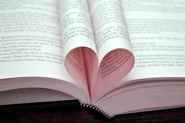 Páginas de livro curvadas em forma de coração
 - Foto, Imagem