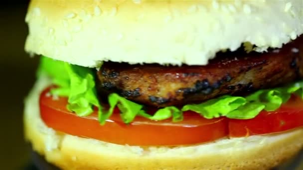 Leckere Hamburger drehen sich aus nächster Nähe - Filmmaterial, Video
