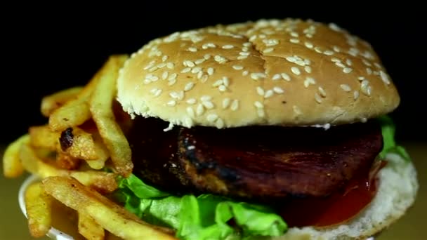 Hamburger, sült burgonya, rotációs közelről - Felvétel, videó