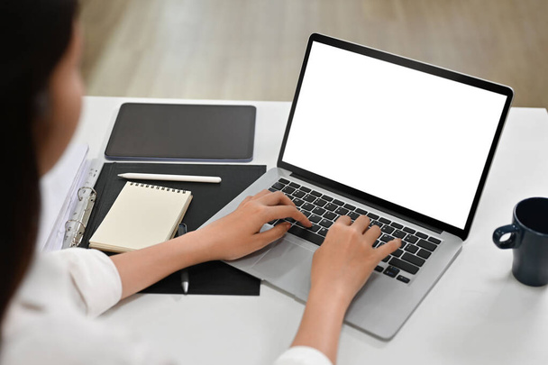 Жінка рука використовує ноутбук, шукає інформацію, працює в Інтернеті. Порожній екран для консультацій маркетингу та творчого дизайну
. - Фото, зображення