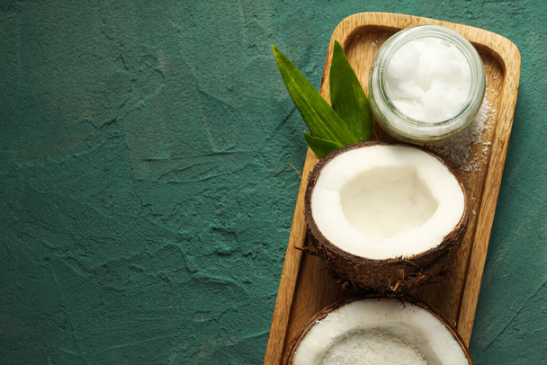 Product voor schoonheidsbehandelingen, huid- en lichaamsverzorging - kokosolie - Foto, afbeelding
