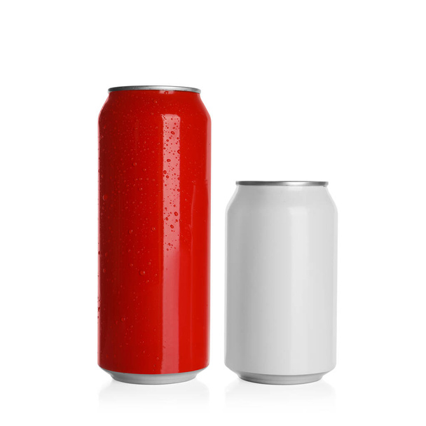Aluminum cans with drinks on white background - Foto, afbeelding