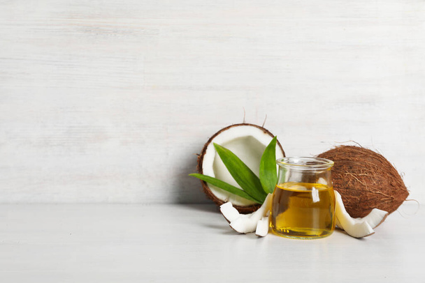 Product for beauty procedures, skin and body care - coconut oil - Foto, imagen