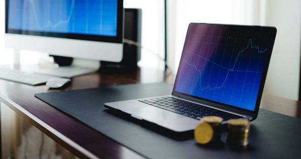 Біткойн і ноутбук, Використання ноутбука в домашньому торговому центрі Crypto
  - Фото, зображення