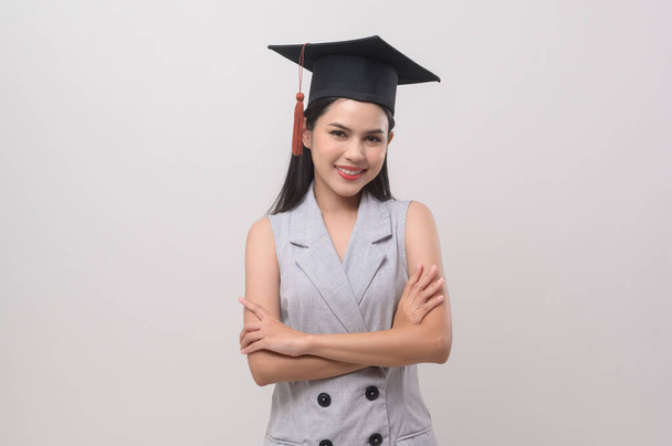 Молодая улыбающаяся женщина в шляпе выпускника, образовании и университетской концепции - Фото, изображение