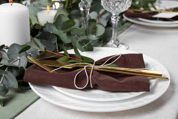 Ambiente de mesa elegante elegante para jantar festivo - Foto, Imagem