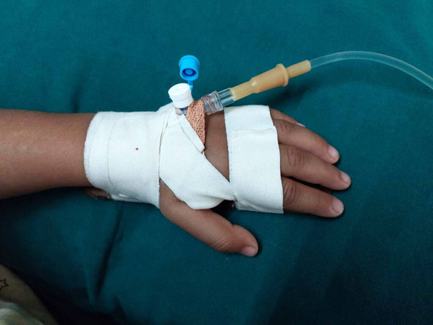 Госпитализировать руку пациента комплектом Iv и штукатуркой - Фото, изображение