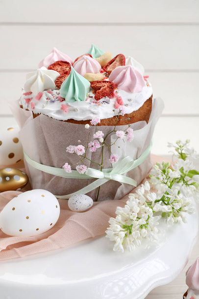Traditional Easter cake with meringues and painted eggs on stand - Foto, imagen