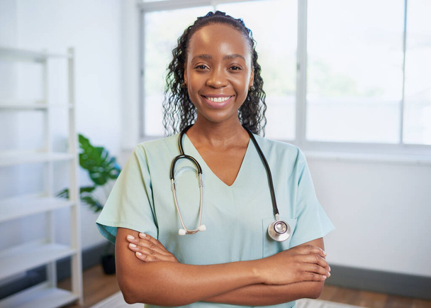 Portrait d'une jeune femme médecin noire, les bras croisés souriant au bureau moden. Photo de haute qualité - Photo, image