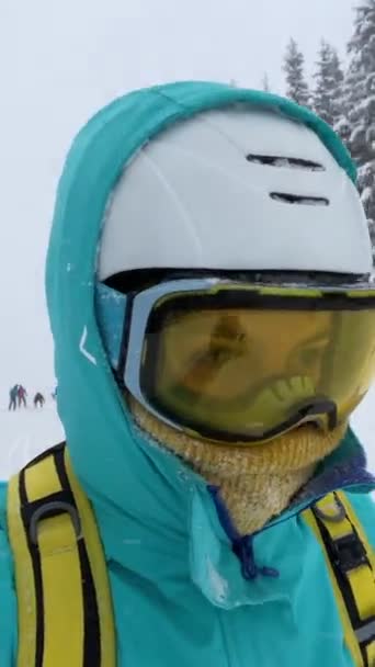 ευτυχισμένη γυναίκα λαμβάνοντας selfie στην πλαγιά χειμερινές διακοπές - Πλάνα, βίντεο
