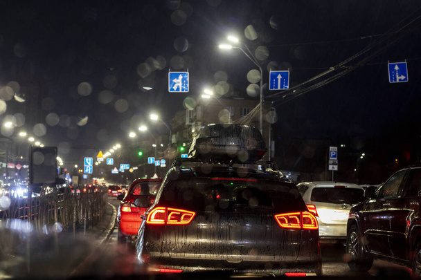 dopravní zácpa na silnici pozdě večer během lijáku v hlavním městě Ukrajiny, Kyjev. Špatné počasí. Válka na Ukrajině - Fotografie, Obrázek
