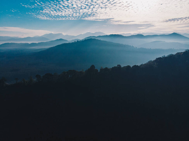 Εναέρια άποψη βουνό ανατολή με ομίχλη ανατολή φως πρωί φύση τοπίο - Φωτογραφία, εικόνα