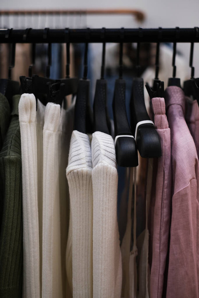 articles tricotés pour femmes sur cintres dans le showroom close-up de la nouvelle collection - Photo, image