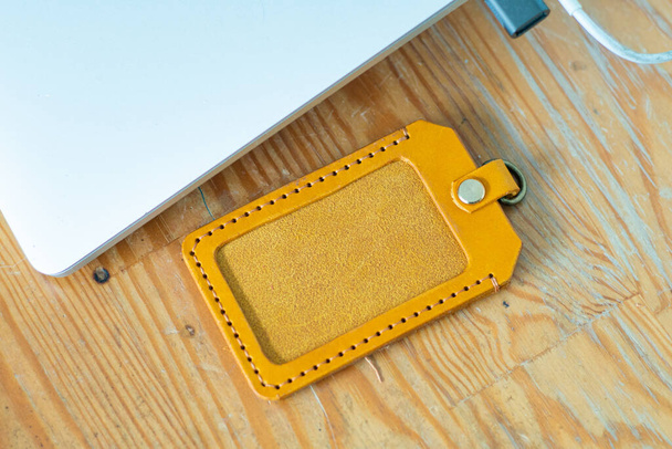Titular de cartão de identificação de couro artesanato artesanal trabalhando em madeira - Foto, Imagem