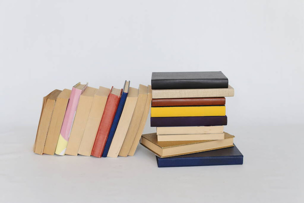 Pilha de livros sobre fundo branco - Foto, Imagem
