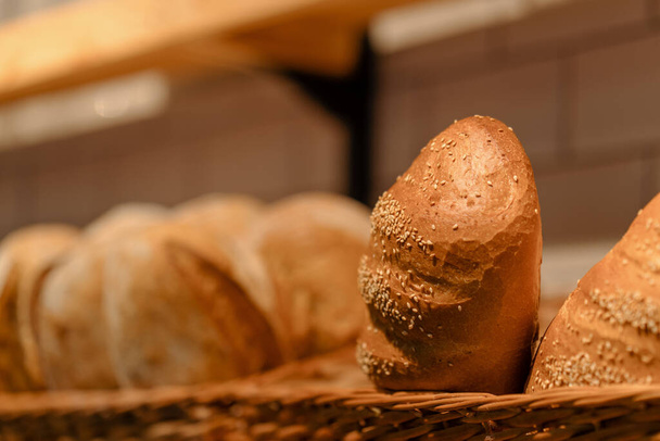 A frissen sült kenyeret kosarakban szolgálják fel a pékség pultjánál közelről - Fotó, kép