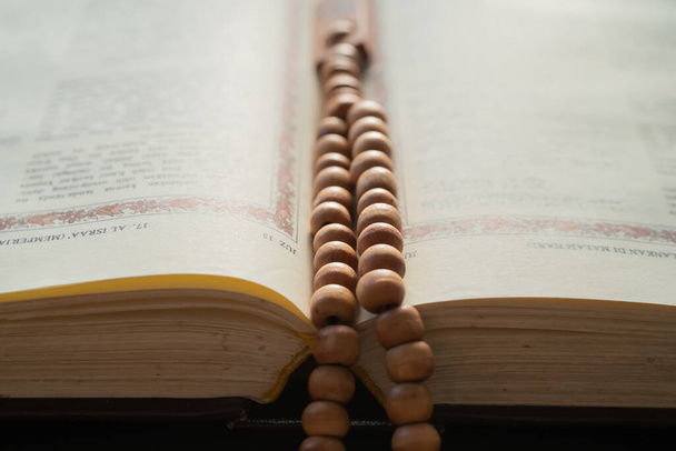Holy book and prayer beads for Muslims. concept of the Koran and prayer beads - Фото, изображение