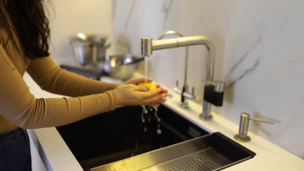 Une femme lave du citron dans l'évier - Séquence, vidéo