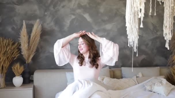 vrouw stretching in bed na wakker worden - Video
