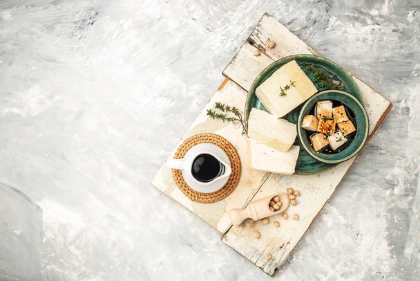 japanischer Tofu-Käse als Ganzes mit Sojasauce-Belag, Banner, Speisekarte, Rezeptplatz für Text, Draufsicht. - Foto, Bild