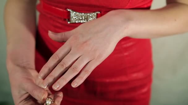 Το κορίτσι φοράει ένα δαχτυλίδι στο δάχτυλό του - Πλάνα, βίντεο