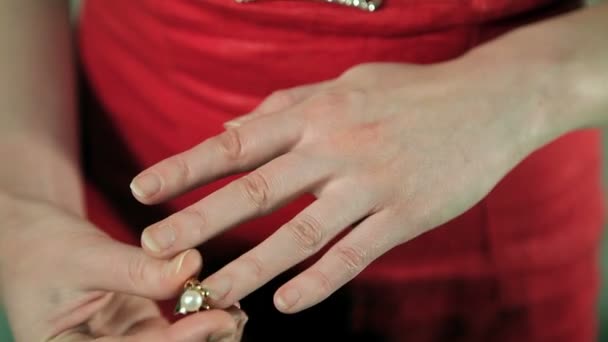 δαχτυλίδι με μαργαριτάρι - Πλάνα, βίντεο