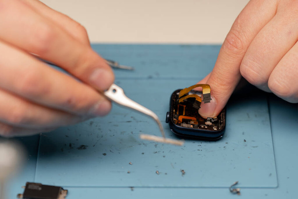 Macro shot - smart watch being repaired by an engineer - Foto, Bild