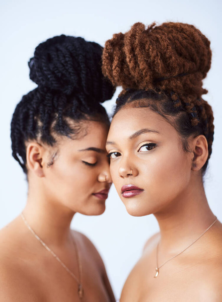Природньо чудовий, природно бездоганний. Студійний знімок двох красивих молодих жінок, що позують на сірому фоні
 - Фото, зображення
