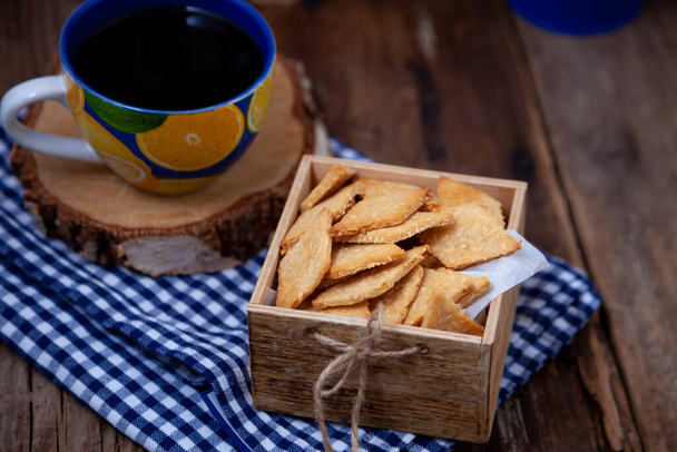 Kotileipiä kookospähkinällä. Rhombussin muotoinen keksi. Makea jälkiruoka. Yksinkertaista leipomista. Ylin näkymä tausta - Valokuva, kuva