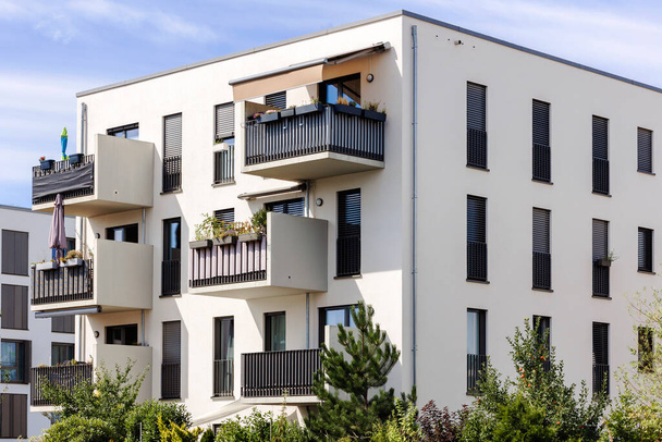 Modernes Haus im Außenbereich mit Komfort-Balkon, Patio-Garten und Gartengestaltung. Moderne Gestaltung von Mehrfamilienhäusern in Deutschland, Europa. - Foto, Bild