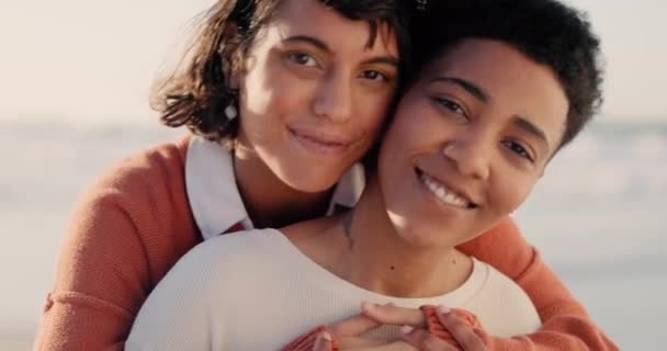 Bir çift, Igbt ve lezbiyen kadınlar sahilde birbirlerine sarılıyorlar, sarılıyorlar ve birbirlerine sarılıyorlar. Aşk, romantizm ve lezbiyen çiftin portresi günbatımının, tatilin ve yazın tadını çıkarırken yüzlerinde gülümsemeyle okyanus kenarında. - Video, Çekim
