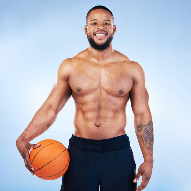 Basketball, Sport und Porträt eines schwarzen Mannes im Studio mit einem Lächeln für Fitness, Bewegung und Training. Sport-Attrappe, Motivation und glückliches männliches Athletenmodell mit Ball für Aktivität, Training und Training. - Foto, Bild