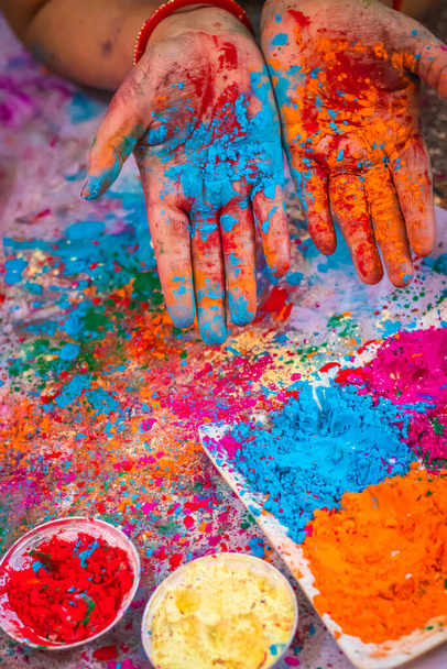 πολύχρωμο χέρι σε holi γιορτή με πολύχρωμο από επίπεδη γωνία - Φωτογραφία, εικόνα