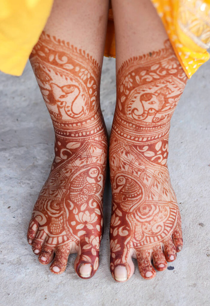 pies decorados con increíble tatuaje de henna o arte mehndi desde un ángulo plano - Foto, imagen