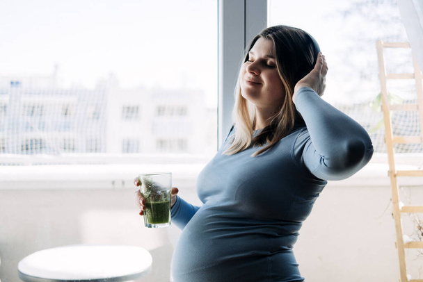 Mentális egészség és jólét a terhesség alatt. Terhes nő készül jóga és meditációs gyakorlat otthon - Fotó, kép