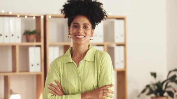 Muotokuva, onnellinen ja liiketoiminnan musta nainen kädet ristissä töissä, seisoo toimistossaan luottavainen. Kasvot, hymy ja visio naispuolisen työntekijän kanssa, joka näyttää motivoituneelta johtamisen aikana. - Materiaali, video